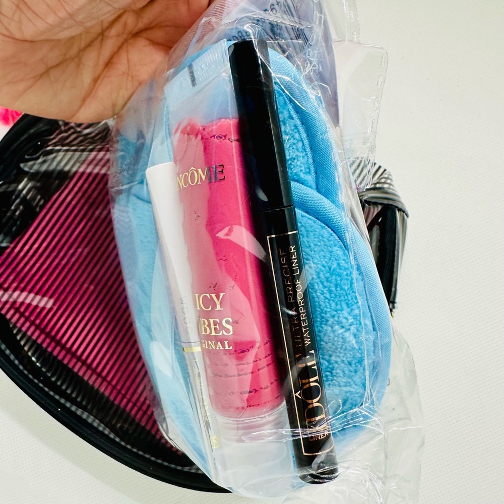 Gifted to Alana
Lancome Tickled Pink Juicy Tubes Bundle - Picture 3 of 11